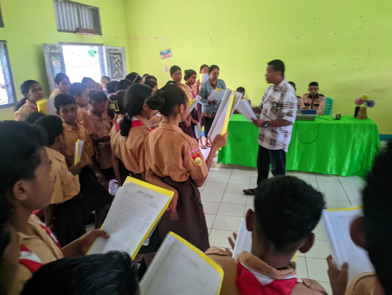 Latihan Koor di bawah bimbingan para guru